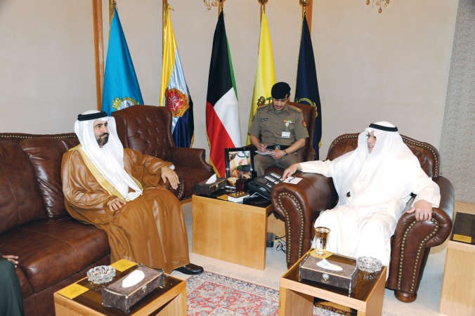 الشيخ خالد الجراح مستقبلا السفير الاماراتي رحمة حسين الزعابي
