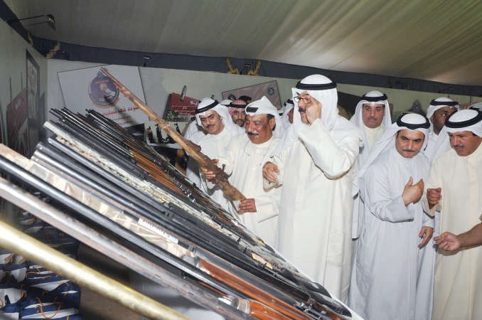 الشيخ محمد الخالد واللواء فراج الزعبي والعميد عبدالرحمن الصهيل خلال معاينة الاسلحة المسلمة
