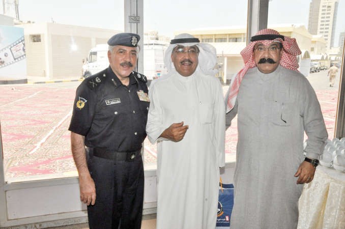 الزميل عدنان الراشد متوسطا اللواءين محمود الدوسري ومحمود الطباخ