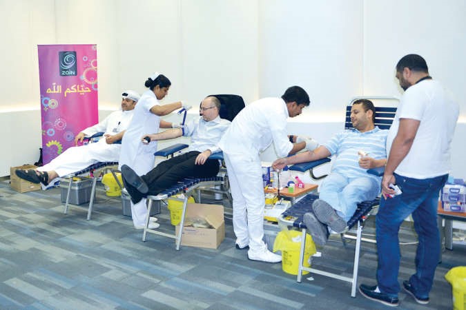 موظفو زين اثناء تبرعهم بالدم