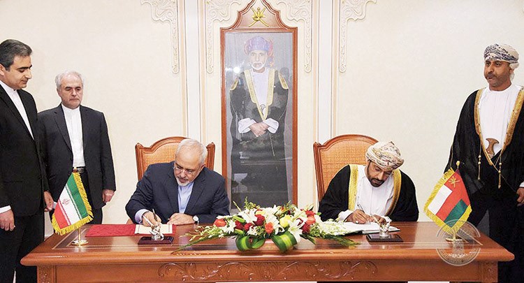 وزير الداخلية العماني حمود بن فيصل البوسعيدي ووزير الخارجية الايراني محمد جواد ظريف خلال توقيعهما اتفاقية الحدود البحرية في مسقط امس وكالة الانباء العمانية 