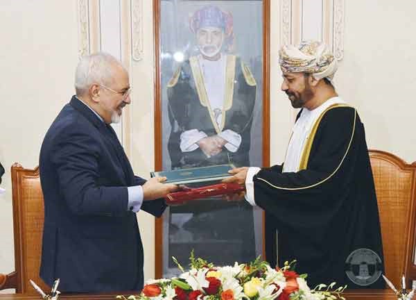 وزير الداخلية العماني حمود بن فيصل البوسعيدي ووزير الخارجية الايراني محمد جواد ظريف عقب توقيع اتفاقية الحدود البحرية في مسقط امسوكالة الانباء العمانية