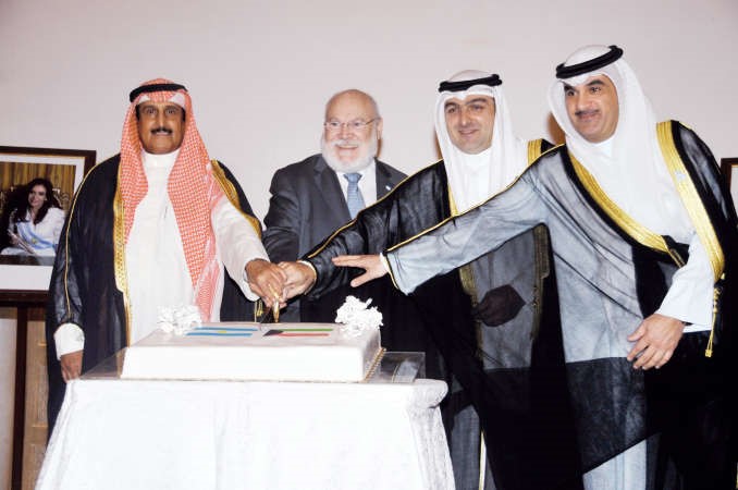ياسر ابل والشيخ دابراهيم الدعيج والسفير الارجنتيني يقطعون كيكة الاحتفال	 محمد هاشم ﻿