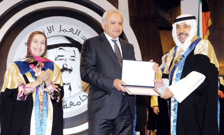 دبدر العيسى يمنح الشاعر عبدالعزيز البابطين شهادة الدكتوراه الفخرية بحضور دحياة الحجي 