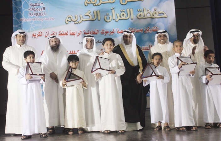 يعقوب الصانع ود عثمان الخميس وفيصل الانصاري وعبدالعزيز المشاري مع عدد من المكرمين