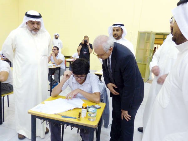 دبدر العيسى خلال تفقده لجان الاختبارات في ثانوية فهد الدويري﻿