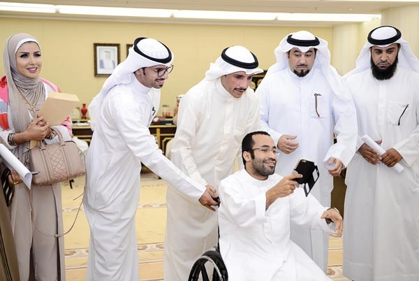 رئيس مجلس الامة مرزوق الغانم خلال استقباله فريق مبتوري الاطراف التابع للجمعية الكويتية لمتابعة قضايا المعاقين