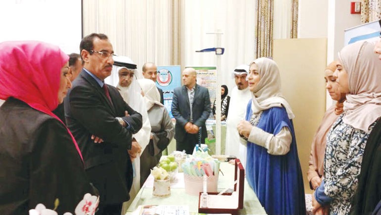 دقيس الدويري مع بعض الحضور خلال الاسبوع الخليجي الاول لتعزيز الصحة