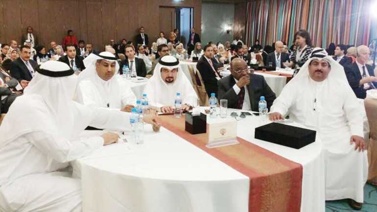د محمد عبدالهادي ود محمد الخشتي مع بعض الحضور