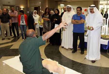 العسعوسي متابعا شرح فريق الطوارئ الطبية