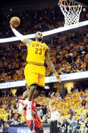 «الملك» جيمس يضع كليفلاند في نهائي «NBA»
