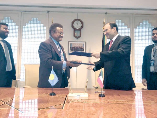 السفير منصور العتيبي ودكاليب اوتو بعد توقيع الاتفاقية﻿
