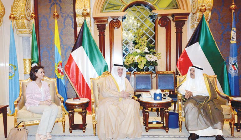صاحب السمو الامير الشيخ صباح الاحمد مستقبلا عيسى الكندري ورشا الرومي﻿