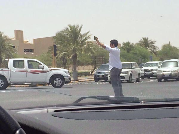 طالب يتطوع لتسيير المرور عند احدى الاشارات في منطقة صباح الناصر بعد انقطاع الكهرباء