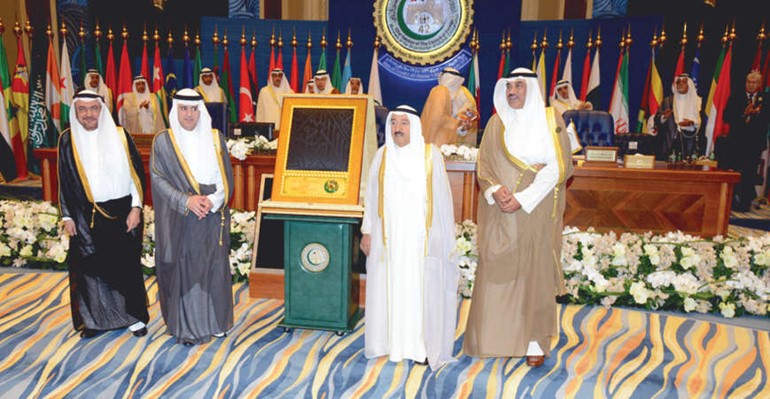 صاحب السمو الامير يتسلم التكريم بحضور الشيخ صباح الخالد واياد مدني وعادل الجبير﻿