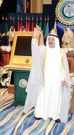 صاحب السمو الامير الشيخ صباح الاحمد يحيي الحضور بعد تكريم سموه في افتتاح اعمال الدورة 42 للمجلس الوزاري لمنظمة التعاون الاسلامي امس﻿