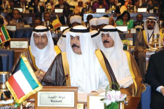سمو لي العهد الشيخ نواف الاحمد مترئسا وفد الكويت ويبدو سمو رئيس الوزراء الشيخ جابر المبارك والشيخ محمد الخالد﻿