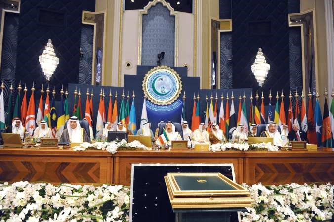  صاحب السمو الامير الشيخ صباح الاحمد والامين العام لمنظمة التعاون الاسلامي د اياد مدني ووزير الخارجية السعودي عادل الجبير خلال افتتاح المؤتمر ﻿