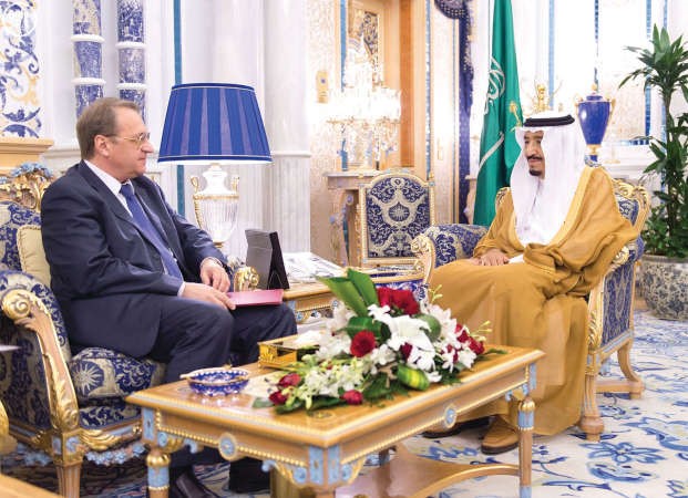 خادم الحرمين الشريفين الملك سلمان بن عبدالعزيز خلال استقباله نائب وزير الخارجية الروسي ميخائيل بوغدانوف امس 	واس﻿