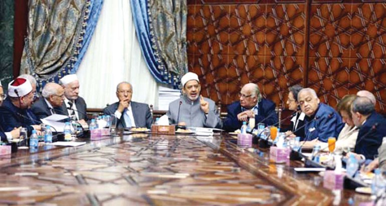 شيخ الازهر داحمد الطيب خلال لقائه بالمفكرين والمثقفين في القاهرة امس الاول 	 الاهرام﻿