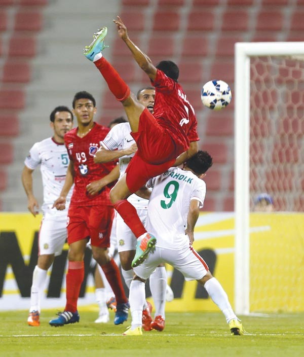 شادي الهمامي في كرة مشتركة مع لاعب الشرطة﻿