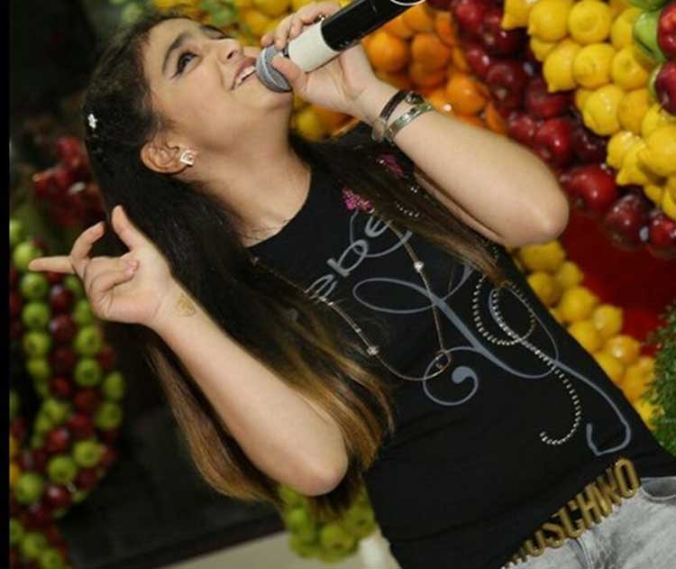 بالصور.. حلا الترك في إفتتاح محل عمها الجديد