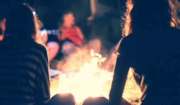 اقرا القصص الخيالية للاولاد على ضوء الشموع