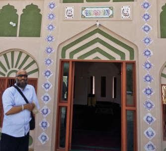 امام احد المساجد التي بنتها اللجنة
