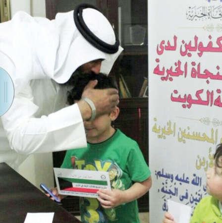بوناشي يقبل راس يتيم