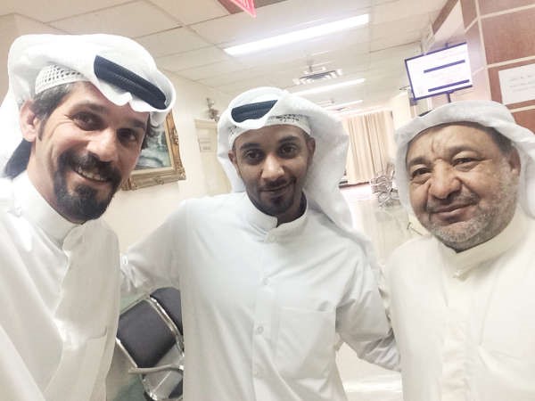 ياسر العماري وحسين القلاف مع اسامة نجل الفنان حمد ناصر