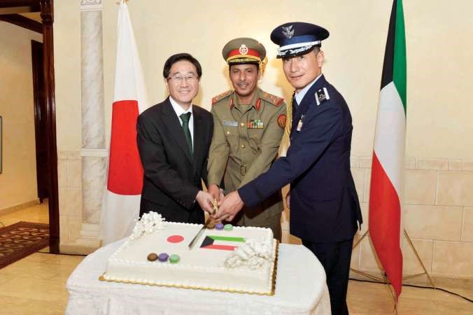 العميد حمود الحسيني والسفير الياباني يقطعان كيكة الاحتفال﻿