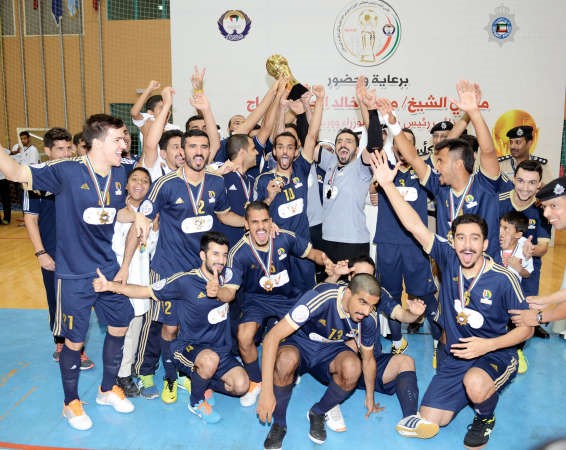 فرحة لاعبي فريق محافظة حولي بالكاس 