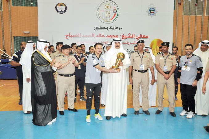 الشيخ محمد الخالد يقدم الكاس لصاحب المركز الاول احمد علي