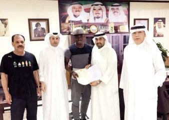 رشيد سومايلا بعد توقيع العقد مع ناصر الشرهان ورفاعي الديحاني وحسن ابوالحسن﻿