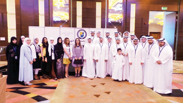 لقطة تذكارية بمناسبة مشاركة الاهلي الكويتي في معرض التصميم الهندسي 28 بجامعة الكويت﻿
