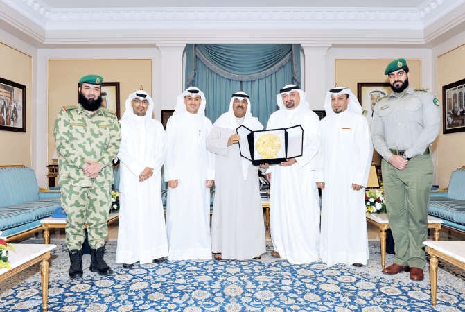 الشيخ مشعل الاحمد يتلقى درعا تكريمية من قبل رئيس وأعضاء الجمعية﻿