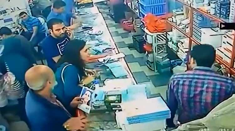 بالفيديو.. لص يسرق حافظة نقود فتاة