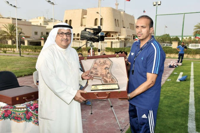 درع تقديرية الى علي الرومي﻿
