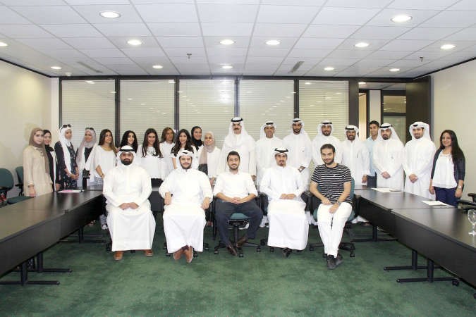حمد العمر مع المهندسين المشاركين في البرنامج﻿