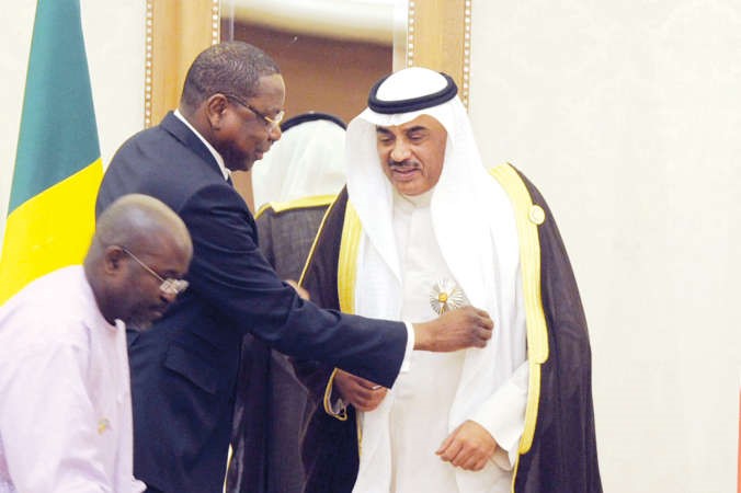 وزير خارجية السنغال يقلد الشيخ صباح الخالد وسام الدولة الرئاسي ﻿