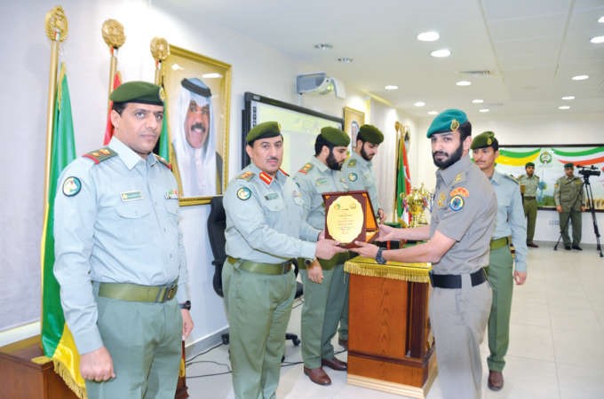 جانب من تكريم المتفوقين من خريجي الدورة 