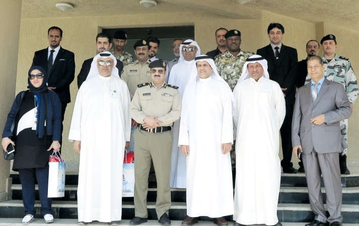 اللواء خالد الوقيت متوسطا اعضاء الوفد في منطقة الشعيبة الصناعية