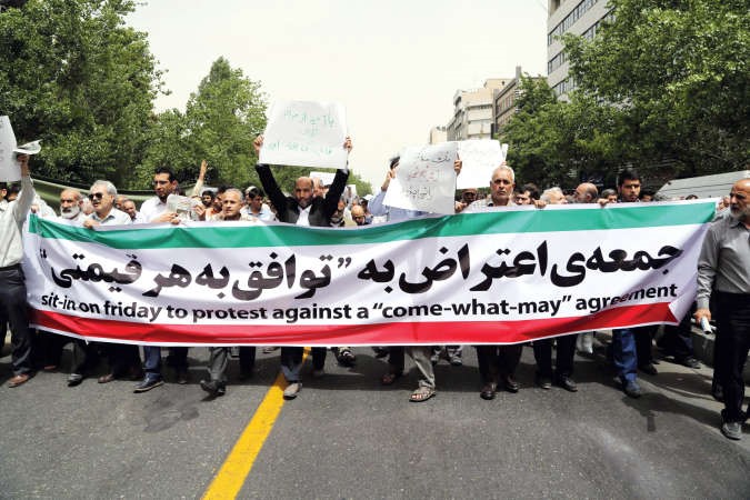 ايرانيون يطالبون حكومتهم برفض الاتفاق النووي المزمع ابرامه مع القوى الكبرى وذلك خلال مسيرة في طهران امس 	افپ﻿