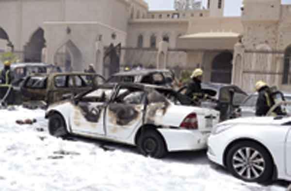 قوات الاطفاء في ساحة السيارات امام مسجد العنود في الدمام عقب التفجير الارهابي امسرويترز
