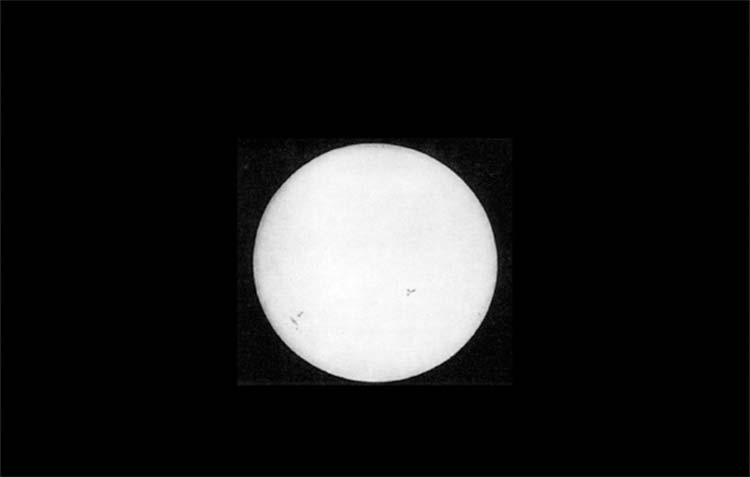 اول صورة تلتقط للشمس، واخذت عام 1845، باستخدام طريقة داجير في التصوير