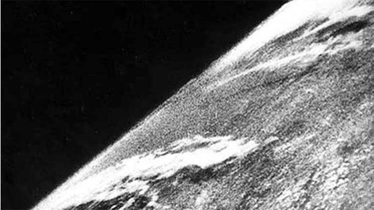 اول صورة من الفضاء كانت من صاروخ فضائي عام 1946، وكانت للارض بالابيض والاسود من ارتفاع 65 ميلا