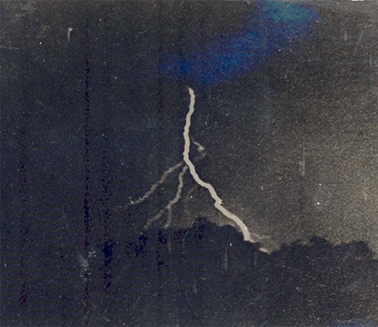 اول صورة تلتقط للبرق كانت عام 1882 لويليام جينينجز