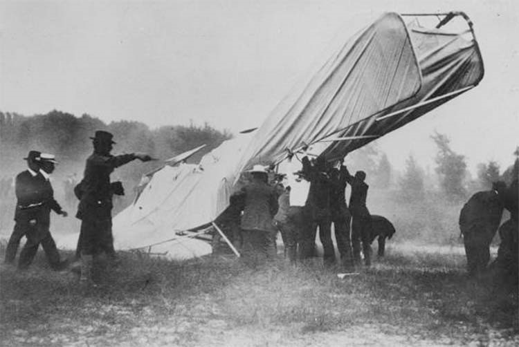 اول صورة لحادث طائرة كانت عام 1908، وثقت موت الطيار توماس سيلفريدج