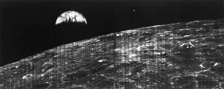 اول صورة للارض من على سطح القمر التقطت في 1966، من احدى البعثات الفضائية الى القمر