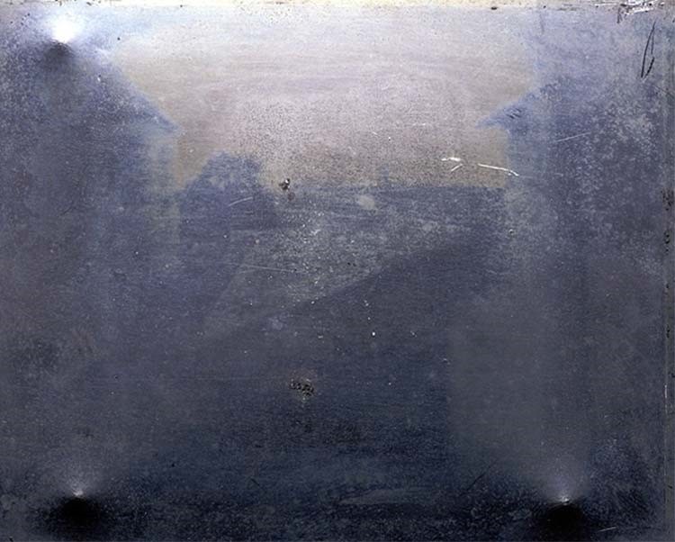 اول صورة فوتوغرافية على الاطلاق، التقطت عام 1826 بواسطة جوزيف نيسفور، من نافذة في احدى البنايات الفرنسية